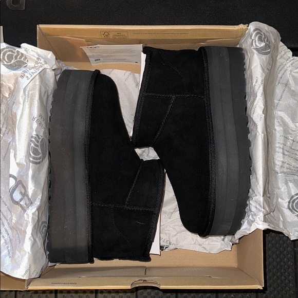 NEW UGG Classic Ultra Mini Black Platform Size 7 - Picture 2 of 13